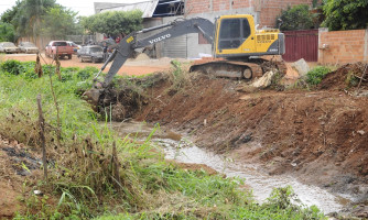 Prefeitura realiza limpeza de córrego em Araputanga.