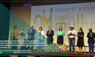 Mulheres Araputanguenses recebem certificados do curso de Corte e Costura durante o encontro do Qualifica Mulher em Cuiabá