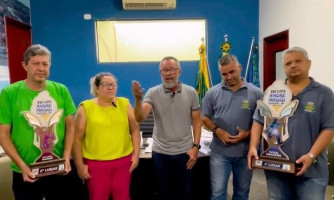 Atletas do Futsal e Voleibol de Araputanga apresentam troféus ao Gestor Municipal conquistados na XVI Copa André Maggi (video).