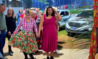 Grupo Raio de Luz encanta com apresentação de quadrilha no Arraiá do Centro de Convivência