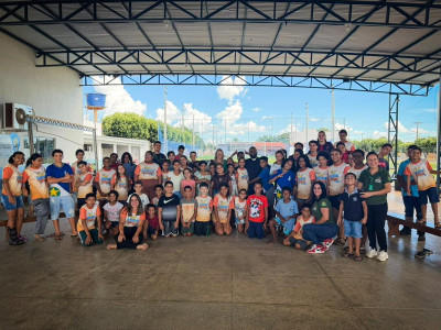 ENTREGA DE OVOS DE PÁSCOA PARA CRIANÇAS E...