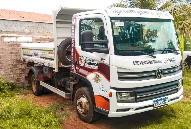 Caminhão recebido pela Prefeitura Municipal (Secretaria de Meio Ambiente) para uso no projeto de compostagem dos resíduos orgânicos.