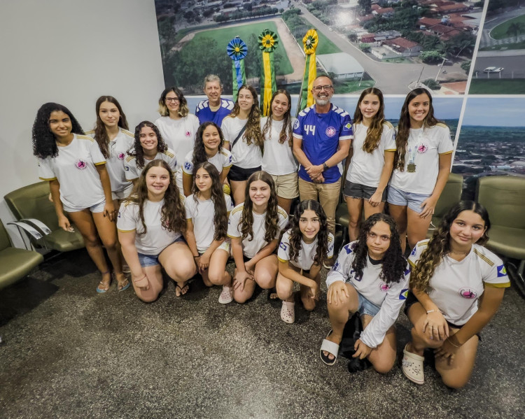 PREFEITURA RECEBE MEDALHISTAS DE HANDEBOL