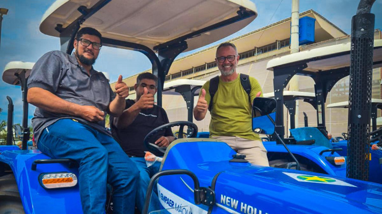 ARAPUTANGA RECEBE CAMINHÃO PRANCHA E TRATOR