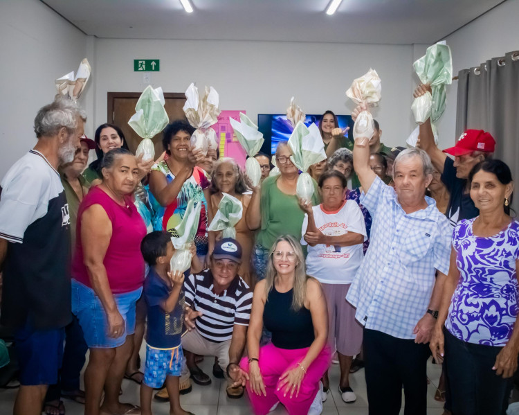 ENTREGA DE OVOS DE PÁSCOA AOS IDOSOS DO SCFV