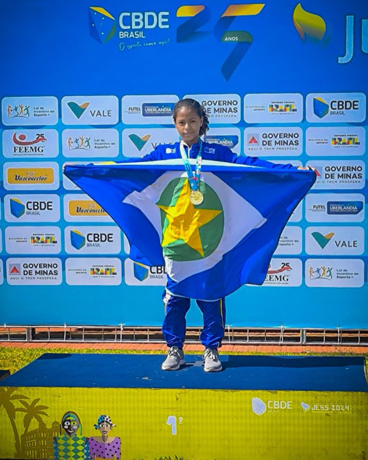 Alana, campeã brasileira sub‑15 no salto em distância, leva Araputanga ao pódio