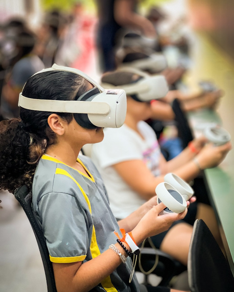 Carreta Estação do Conhecimento leva oficinas gratuitas de robótica a 120 crianças e adolescentes