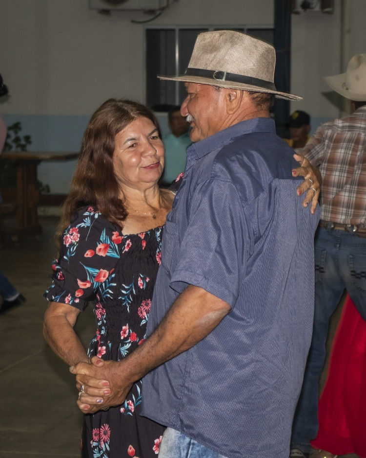 Confraternização reúne grupos de idosos em noite de dança e alegria