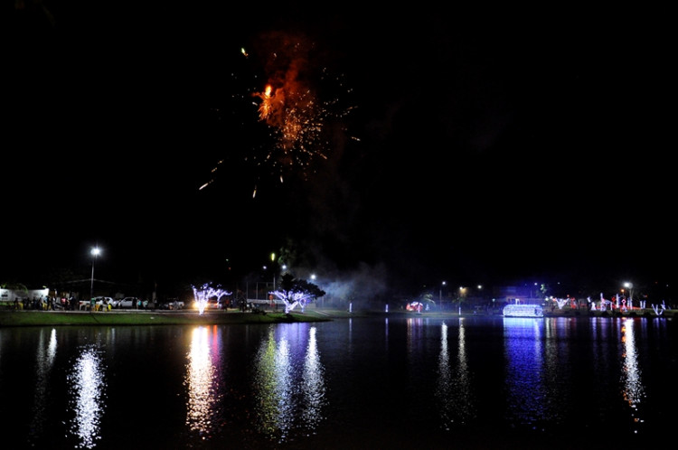 Iluminação de  Natal é acesa no Lago Azul