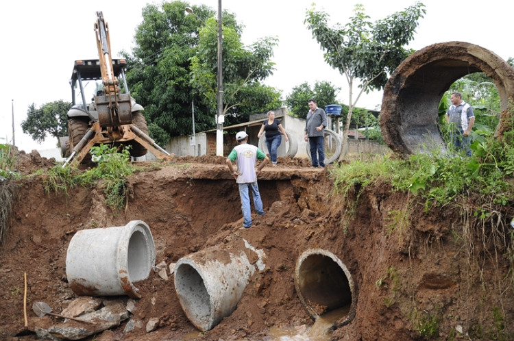 Prefeito Joel Marins acompanha ações na comunidade das Botas