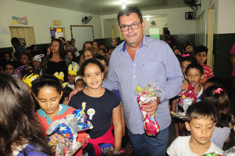 PREFEITURA  REALIZA A ENTREGA  DE MAIS DE 1.800 OVOS DE PÁSCOA